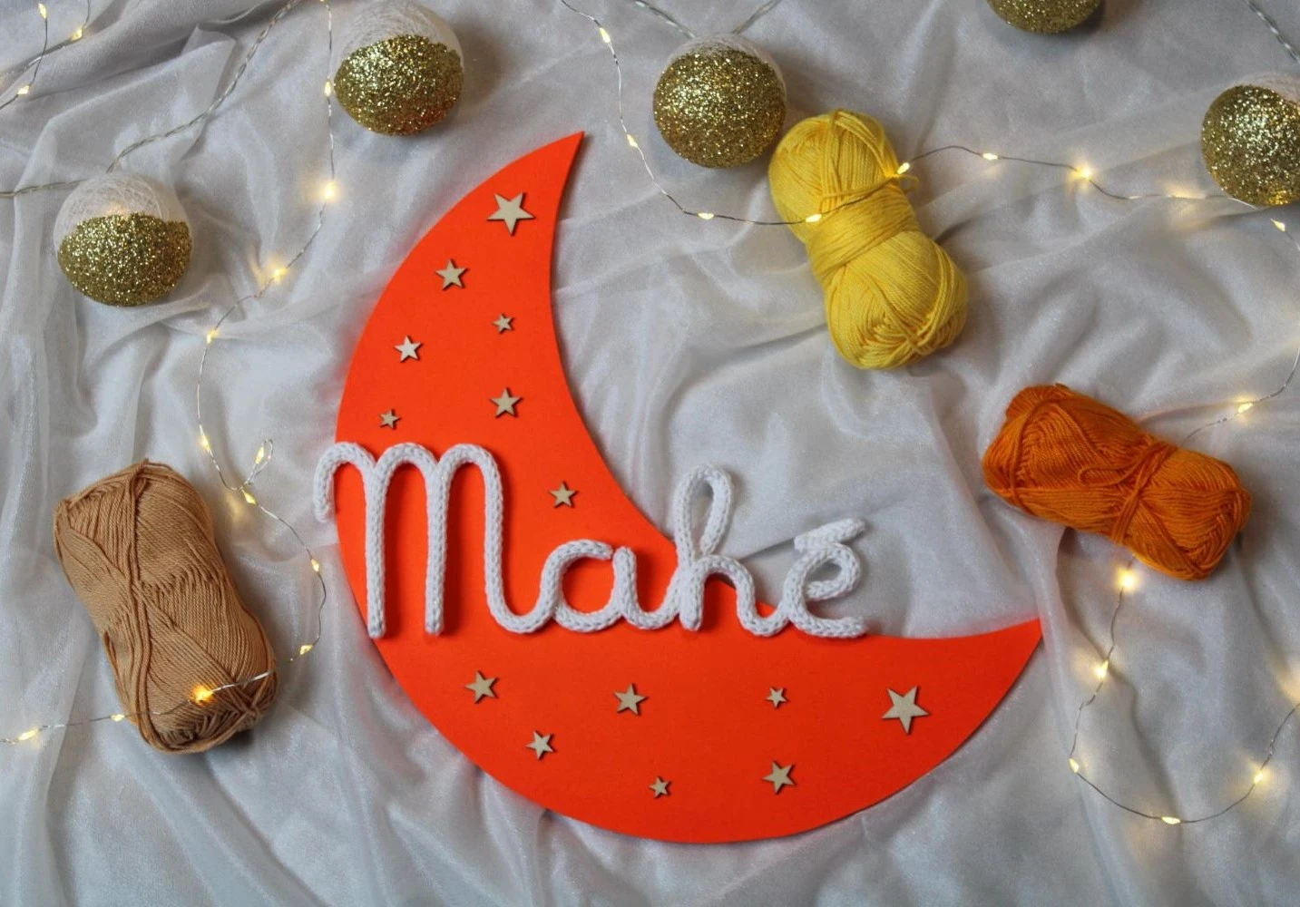 Décoration murales en forme de lune avec le prénom du bébé.