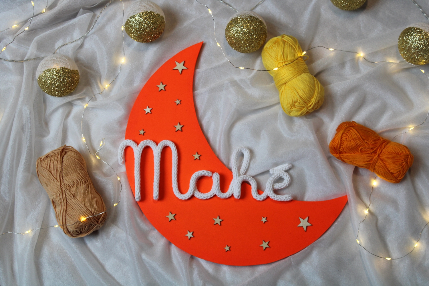 Décoration murales en forme de lune avec le prénom du bébé.